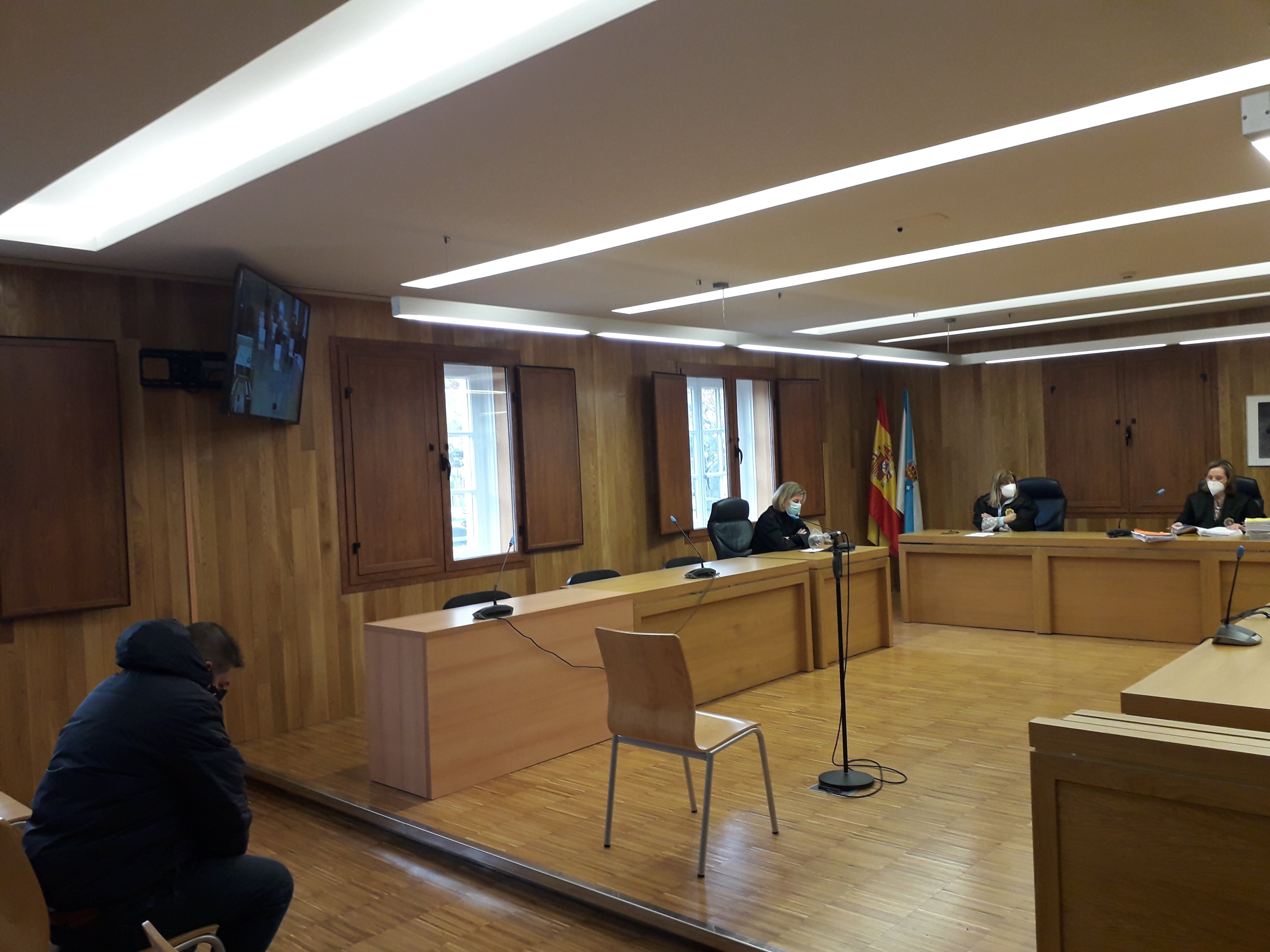 El propietario del club Eros acepta tres años y medio de prisión y podría no ir a la cárcel al llegar un acuerdo con la fiscalía que pedía 16. El propietario del club Eros acepta tres años y medio de prisión y podría no ir a la cárcel al llegar un acuerdo con la fiscalía que pedía 16.