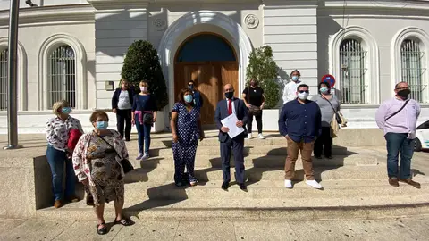 Vecinas y alcalde posan en la puerta del Ayuntamiento Vecinas y alcalde posan en la puerta del Ayuntamiento