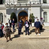 Vecinas y alcalde posan en la puerta del Ayuntamiento
