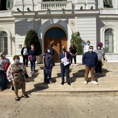 Vecinas y alcalde posan en la puerta del Ayuntamiento Vecinas y alcalde posan en la puerta del Ayuntamiento