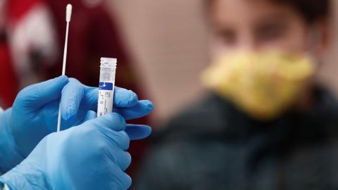 Una enfermera se dispone a realizar una prueba PCR. 