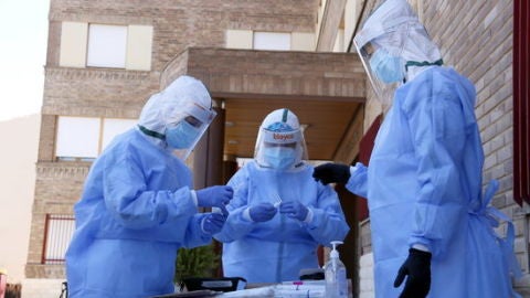 Un equip d’atenció primària preparant-se per fer proves PCR a Lleida. Un equip d’atenció primària preparant-se per fer proves PCR a Lleida.
