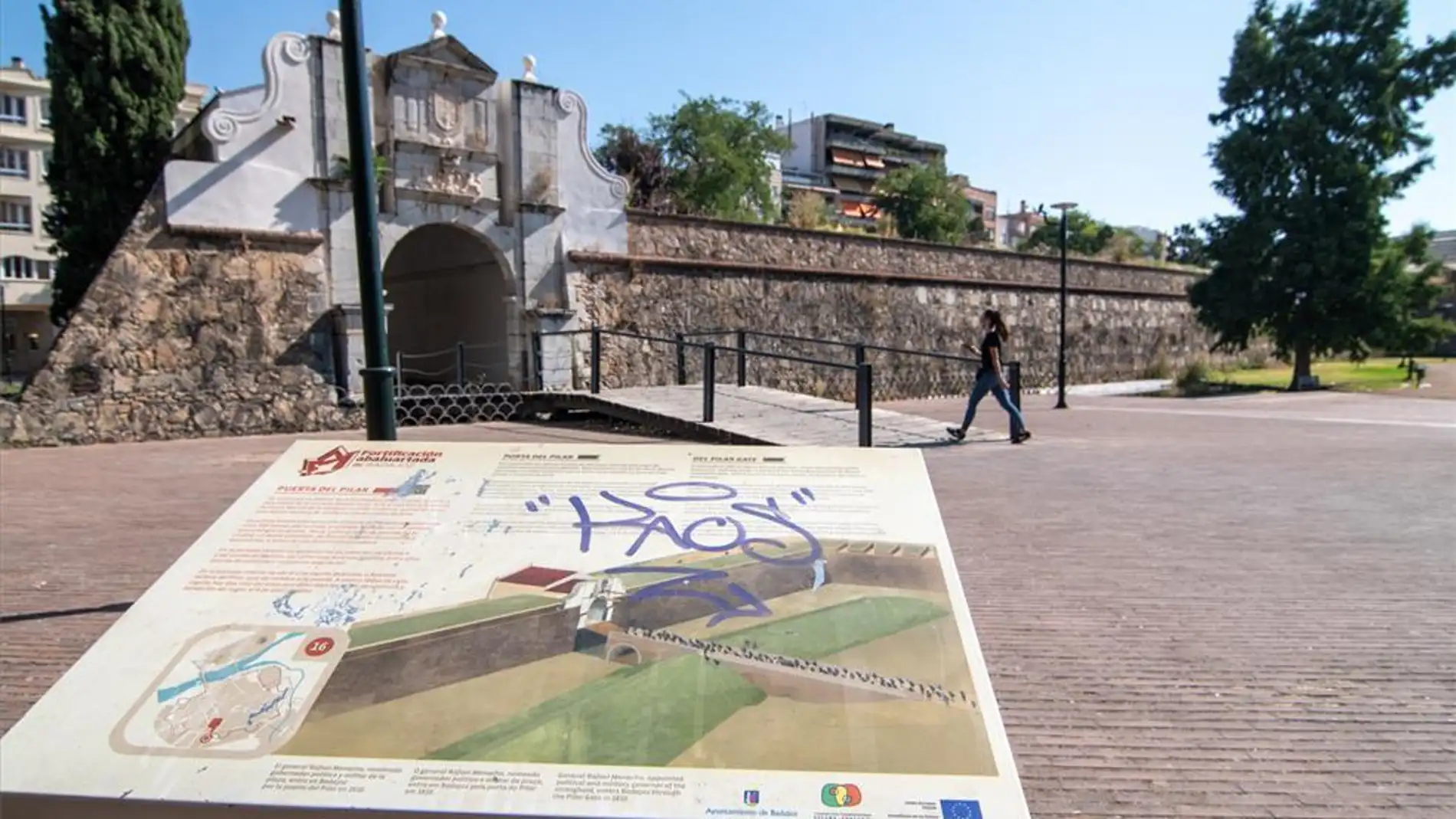 El Ayuntamiento de Badajoz ha comenzado a renovar la señalética de las fortificaciones de la ciudad.