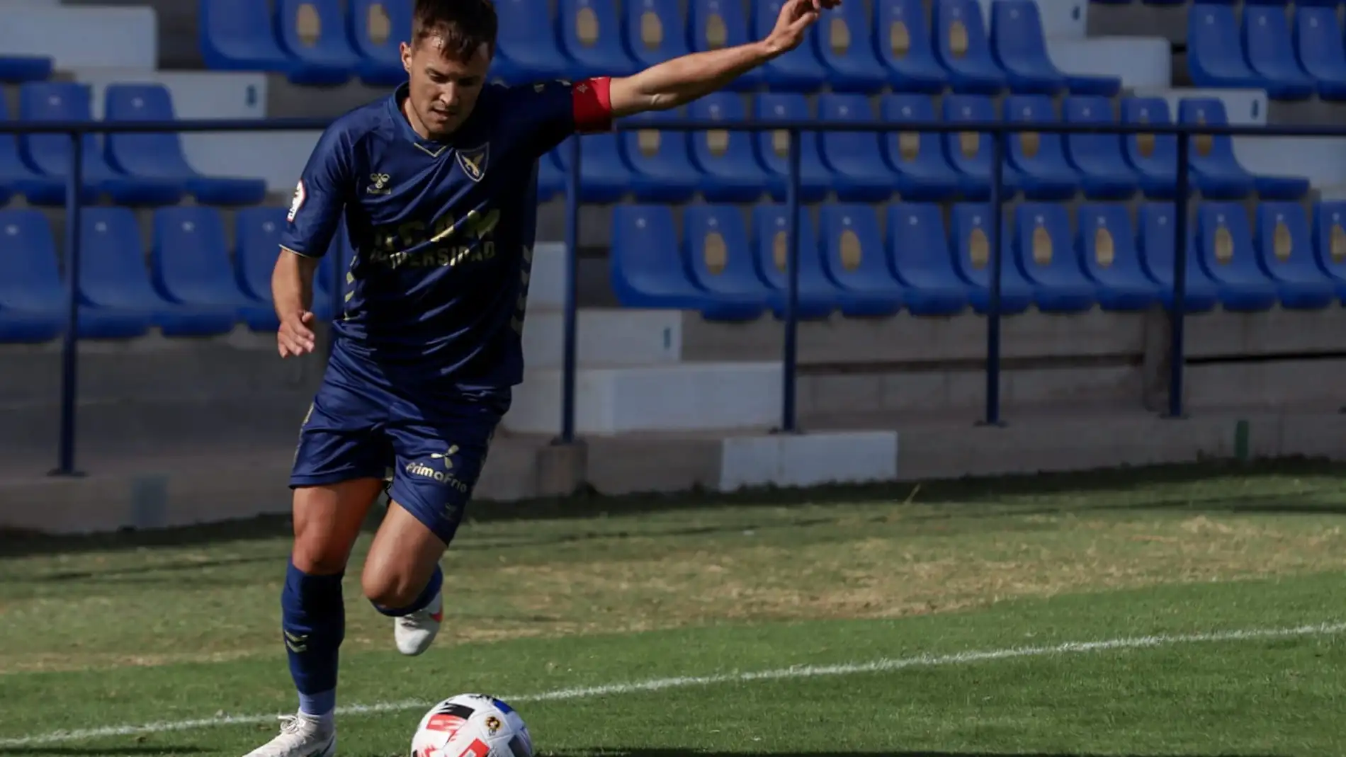 Adán Gurdiel, jugador del UCAM Murcia CF, durante un encuentro