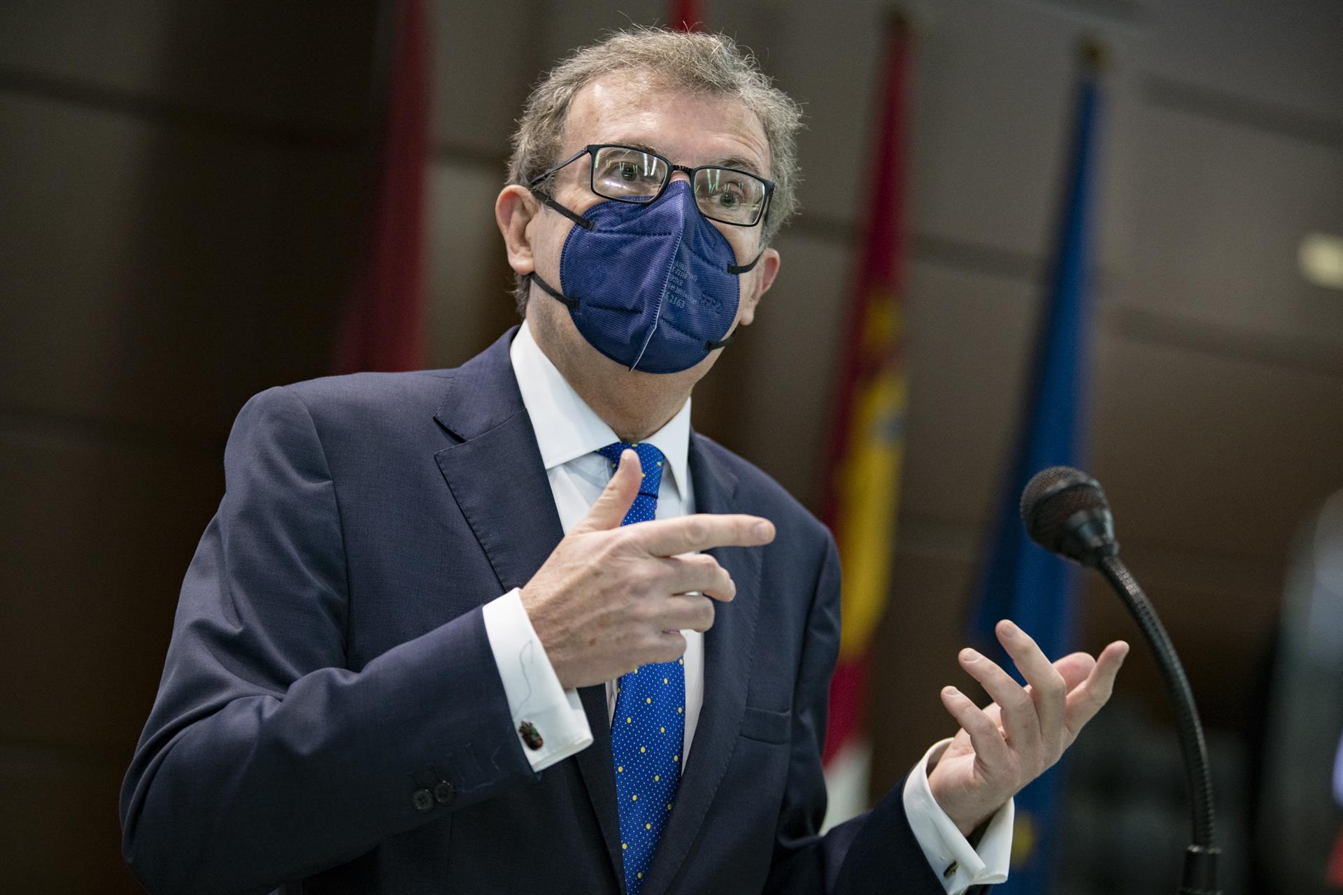 Collado oficializa su candidatura a rector exhibiendo balance y abogando por una UCLM que "siga avanzando" Collado oficializa su candidatura a rector exhibiendo balance y abogando por una UCLM que "siga avanzando"