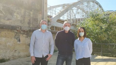 Alcalde y responsables municipales en el Puente de San Miguel