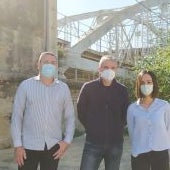 Alcalde y responsables municipales en el Puente de San Miguel