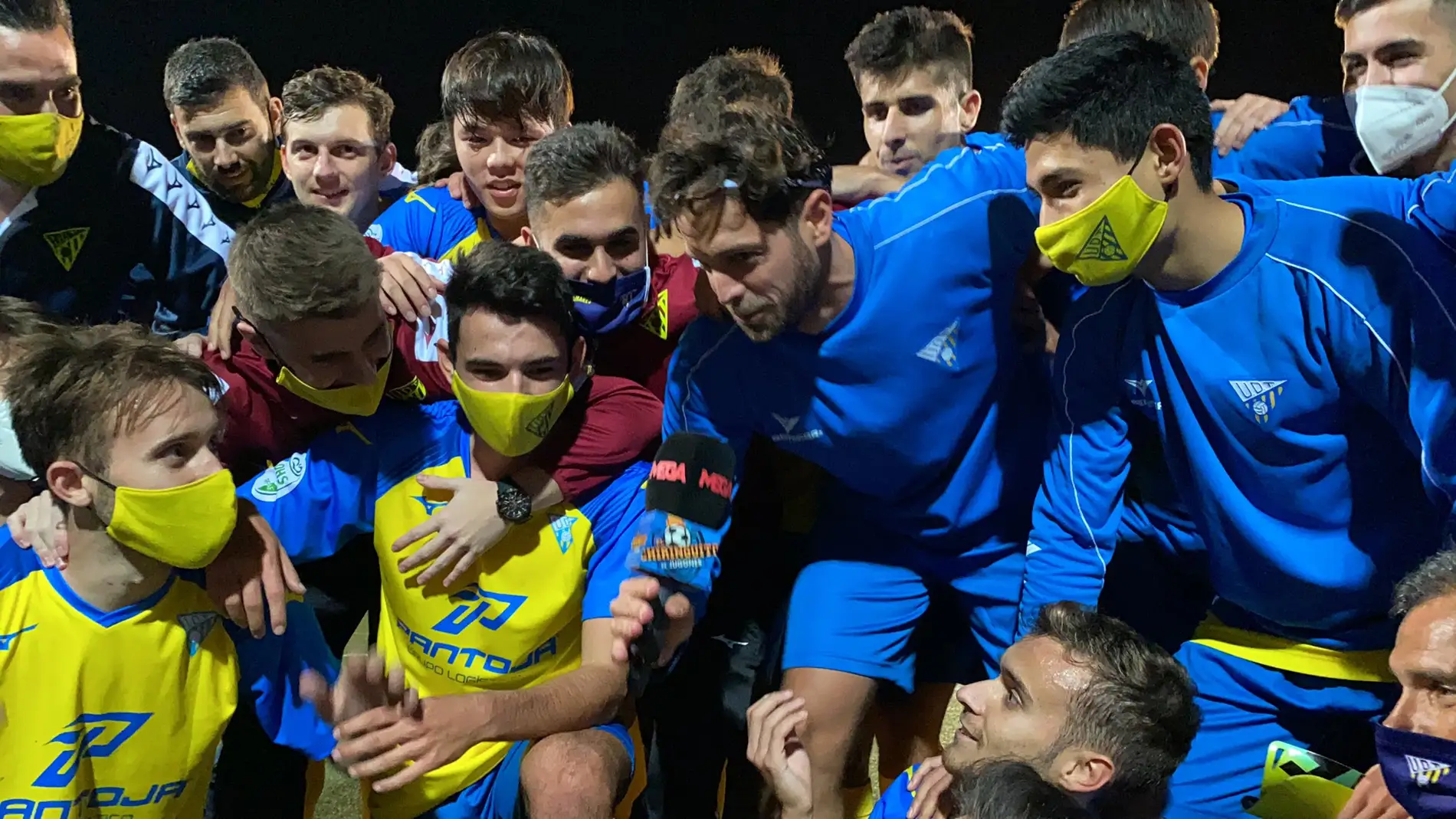 Los jugadores de la UD Tomares celebran la clasificación para la primera ronda copera.