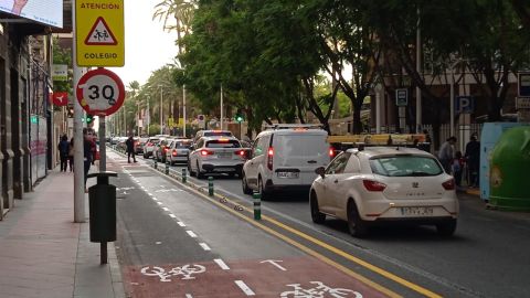 Atasco de circulaci&oacute;n en la avenida Juna Carlos I de Elche.