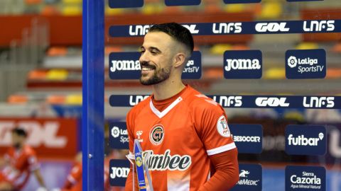 Juanpi, jugador del Jimbee Cartagena, recibiendo un trofeo