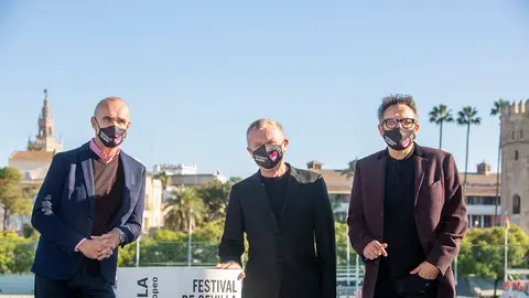 El presidente de la Academia del Cine Europeo, Mike Downey, y el director del Festival de Cine Europeo de Sevilla, José Luis Cienfuegos, en el photocall del certamen CINE