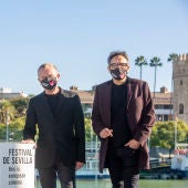 El presidente de la Academia del Cine Europeo, Mike Downey, y el director del Festival de Cine Europeo de Sevilla, José Luis Cienfuegos, en el photocall del certamen