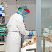 Paciente con covid-19 en un hospital. Paciente con covid-19 en un hospital.