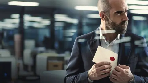 El actor Luis Tosar, en una imagen promocional de la serie 'Los favoritos de Midas' SERIES