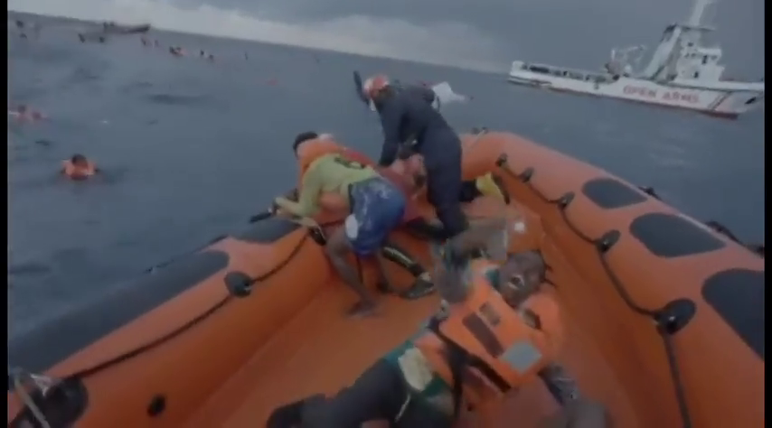 El fundador de Open Arms cuenta cómo vivió el rescate de la patera que naufragaba dentro de las costas de Libia El fundador de Open Arms cuenta cómo vivió el rescate de la patera que naufragaba dentro de las costas de Libia
