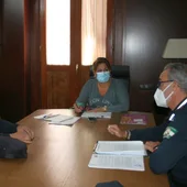 Instantes de la reunión entre Elena Amaya y los representantes de la Policía Local en el Ayuntamiento Instantes de la reunión entre Elena Amaya y los representantes de la Policía Local en el Ayuntamiento
