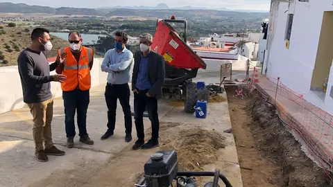 El alcalde visita las obras de este vial El alcalde visita las obras de este vial
