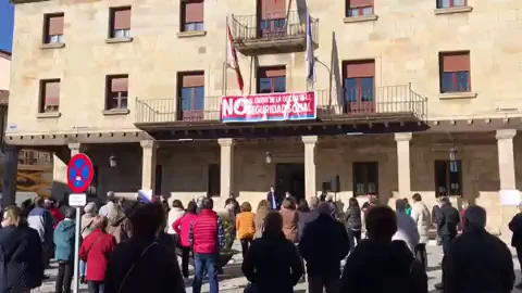 VIDEO: Concentración en Cervera de Pisuerga contra el cierre de la oficina de la Seguridad Social VIDEO: Concentración en Cervera de Pisuerga contra el cierre de la oficina de la Seguridad Social