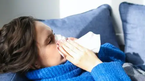 La pérdida de olfato y la aparición de erupciones cutáneas, claves para diferenciar la gripe y la Covid-19 en buenas manos