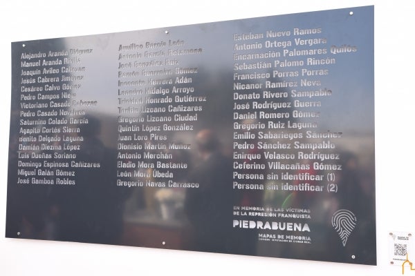 La Diputación inicia en Piedrabuena la señalización de las 53 fosas de la provincia La Diputación inicia en Piedrabuena la señalización de las 53 fosas de la provincia