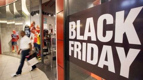 Una tienda, con un gran cartel del Black Friday.