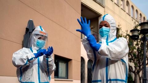 Dos sanitarias se preparan para realizar PCR a los residentes de la Residencia Campoamor