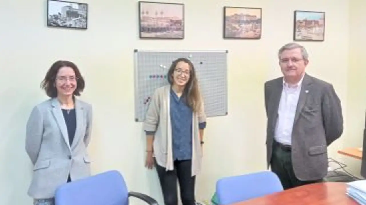 Alba Gallego Royo con los directores de su tesis Alba Gallego Royo con los directores de su tesis