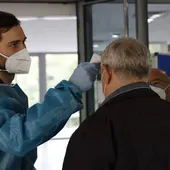 Personal sanitario del SERMAS toma la temperatura a una persona en la entrada del Centro de Mayores El Almendro (Madrid) Personal sanitario del SERMAS toma la temperatura a una persona en la entrada del Centro de Mayores El Almendro (Madrid)