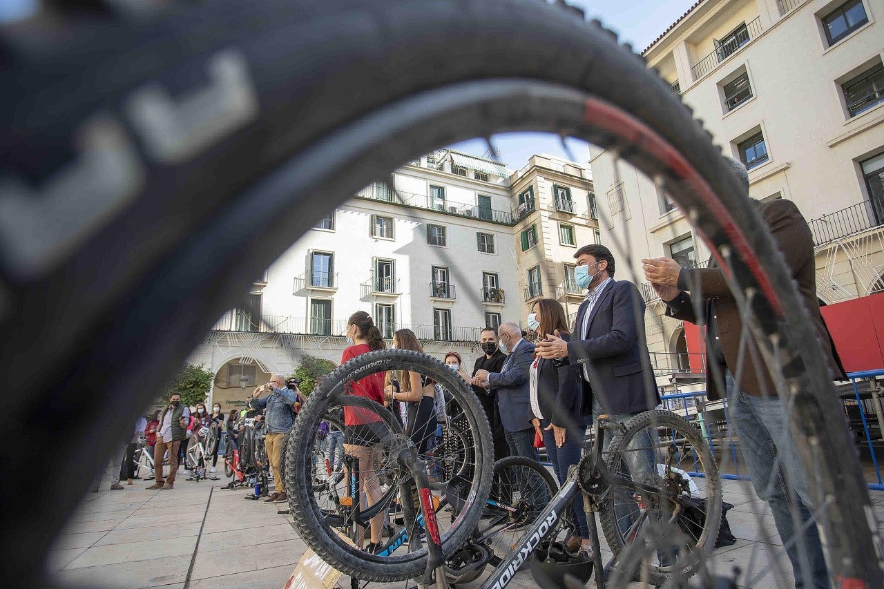 El alcalde anuncia mejoras en las infraestructuras ciclistas y una nueva plataforma en la avenida de Las Naciones El alcalde anuncia mejoras en las infraestructuras ciclistas y una nueva plataforma en la avenida de Las Naciones