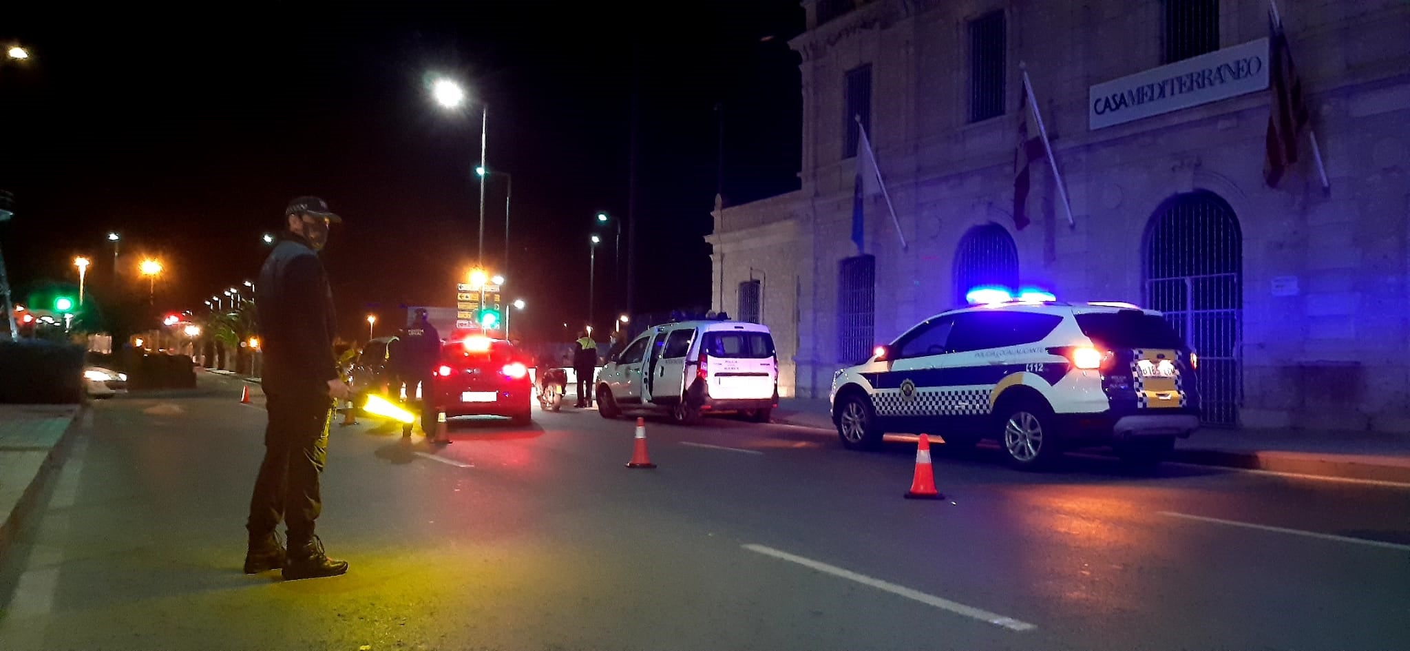 La Policía Local de Alicante interviene en una fiesta en un local de la calle San Pascual con personas bailando La Policía Local de Alicante interviene en una fiesta en un local de la calle San Pascual con personas bailando