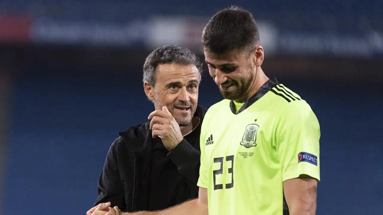 Luis Enrique charla con Unai Simón tras el partido de la selección española. Luis Enrique charla con Unai Simón tras el partido de la selección española.