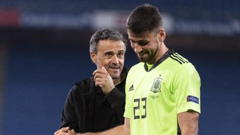 Luis Enrique charla con Unai Sim&oacute;n tras el partido de la selecci&oacute;n espa&ntilde;ola.