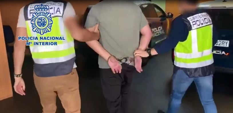 La Policía Nacional detiene en Alicante a un buscado por la justicia española con diez órdenes de arresto La Policía Nacional detiene en Alicante a un buscado por la justicia española con diez órdenes de arresto