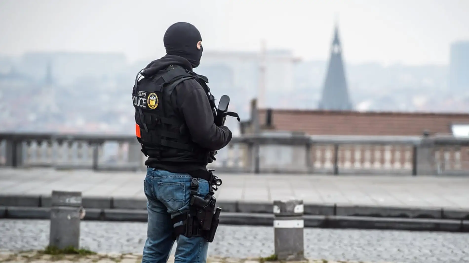 Un policía patrulla por las calles de Bruselas 