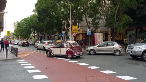 Atasco de tráfico en la confluencia de la calle Daoiz con avenida Juan Carlos I de Elche.