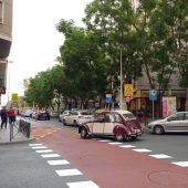 Atasco de tráfico en la confluencia de la calle Daoiz con avenida Juan Carlos I de Elche. 