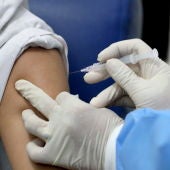 Un sanitario administra una vacuna a un paciente