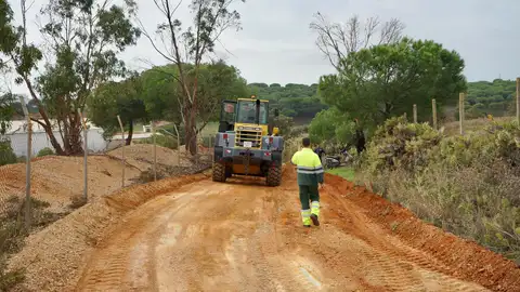 Ayamonte repara los caminos afectados por las lluvias Ayamonte repara los caminos afectados por las lluvias