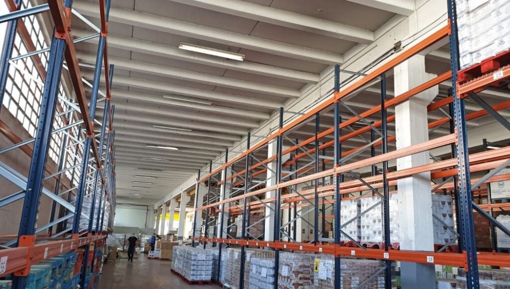 Estanterías vacías en los Bancos de Alimentos Estanterías vacías en los Bancos de Alimentos