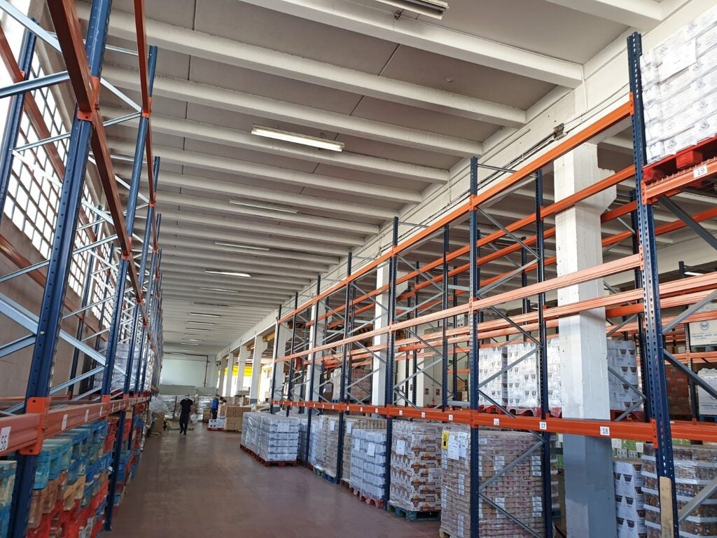 Estanterías vacías en los Bancos de Alimentos Estanterías vacías en los Bancos de Alimentos