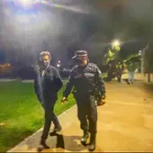 Millán Alegre y un policía local Millán Alegre y un policía local
