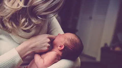Una madre con su bebé recién nacido