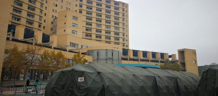 La carpa auxiliar del Clínico entra en funcionamiento para mejorar las urgencias La carpa auxiliar del Clínico entra en funcionamiento para mejorar las urgencias