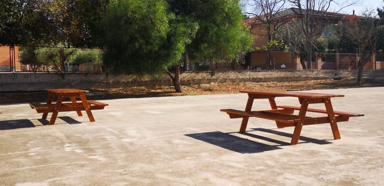Elda dota a ocho colegios con mesas y bancos en sus patios para impartir clases en espacios abiertos Elda dota a ocho colegios con mesas y bancos en sus patios para impartir clases en espacios abiertos