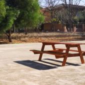 Mesas y bancos instaladas en el patio de un colegio de Elda.