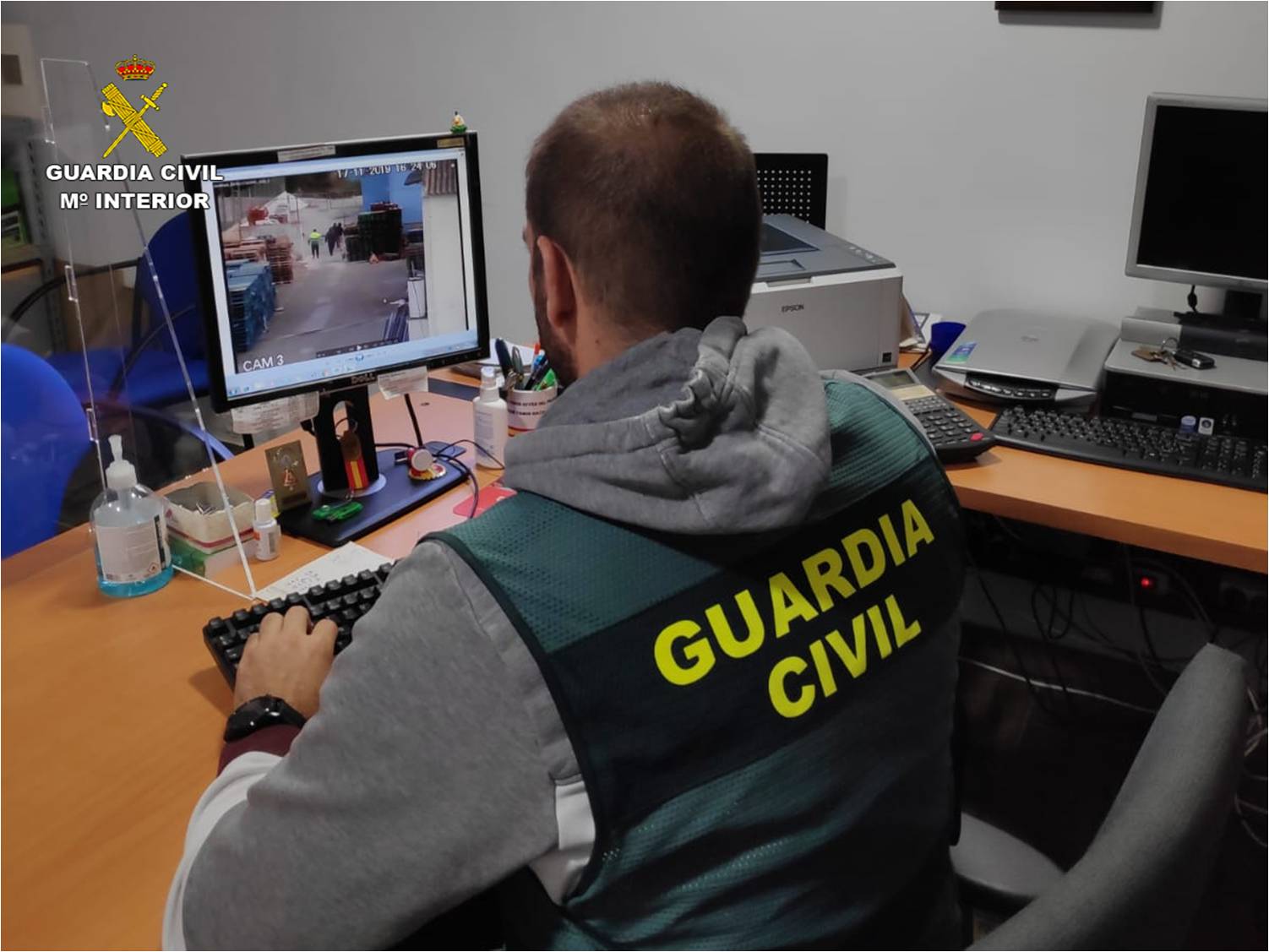 La Guardia Civil de Alicante detiene a una persona por estafar a una empresa de Mutxamel La Guardia Civil de Alicante detiene a una persona por estafar a una empresa de Mutxamel