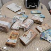 Fajos de billetes intervenidos en la operación