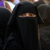 Foto de archivo de una mujer con niqab