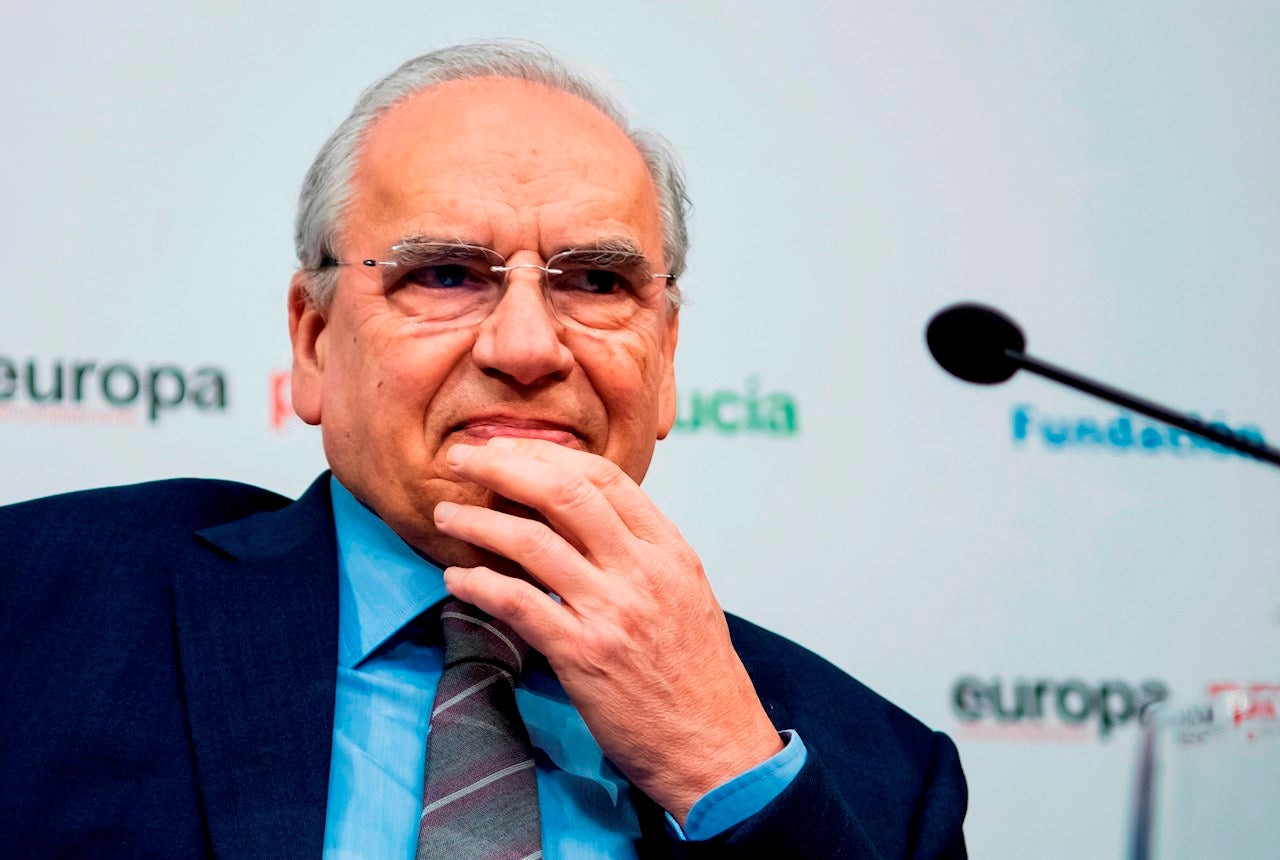 Alfonso Guerra ve "despreciable" el acuerdo con Bildu y carga contra Sánchez por sus "decisiones autoritarias" Alfonso Guerra ve "despreciable" el acuerdo con Bildu y carga contra Sánchez por sus "decisiones autoritarias"