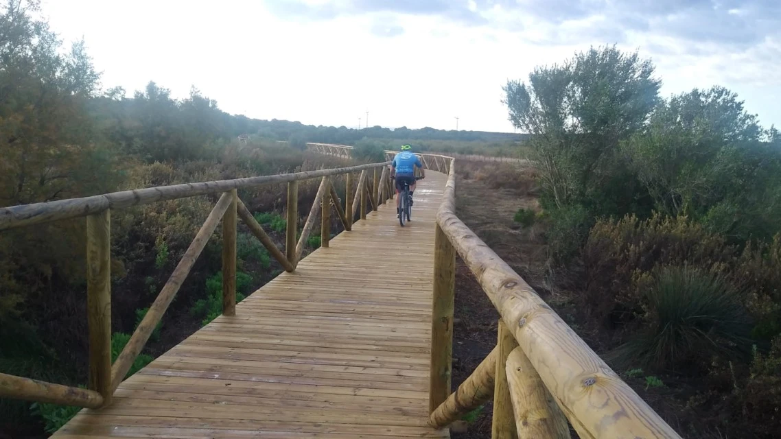 La II Fase de la Puerta Verde de Chiclana avanza con la ejecución de la pasarela de madera junto a la laguna de Jeli